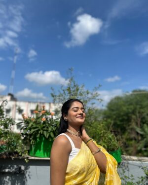 kavya amira Instagram - Quality of fabric 💯💯🤍💛 
Saree from @srilakshanaasarees ❤️‍🔥