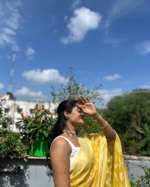 kavya amira Instagram - Quality of fabric 💯💯🤍💛 
Saree from @srilakshanaasarees ❤️‍🔥