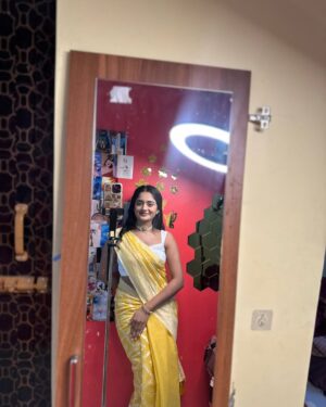kavya amira Instagram - Quality of fabric 💯💯🤍💛 
Saree from @srilakshanaasarees ❤️‍🔥