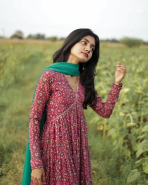laavanya prol Instagram - @yours.tint 🌷
.
.
.
.
#photooftheday #photoshootmodel #outfit #indianwear #anarkalisuits #fashionstyle #fashion #instagood #indianwear #instapost #likesforlike #instagram #portrait #potraitphotography #womenphotography #fashionblogger