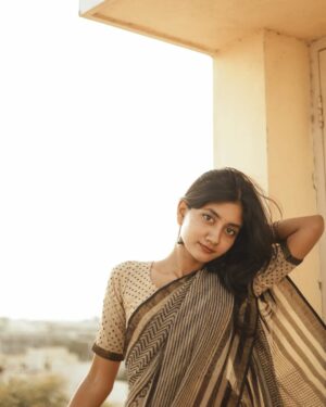 laavanya prol Instagram - Veyyon silli vibes🤎😂
@hazelshiny 🙈
📸My fav @vasy_vendra🔥
.
.
.
.
.
#photooftheday #pinterestaesthetic #picoftheday #instagood #instapost #indianwear #saree #sareelove #terrace #goldenhour #potraitphotography #photographer #photographylovers #femalephotographer #influencer #instafashion #fashionphotography