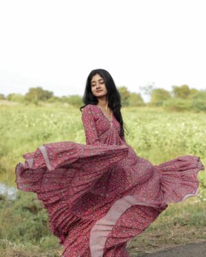 laavanya prol Instagram - @yours.tint 🌷
.
.
.
.
#photooftheday #photoshootmodel #outfit #indianwear #anarkalisuits #fashionstyle #fashion #instagood #indianwear #instapost #likesforlike #instagram #portrait #potraitphotography #womenphotography #fashionblogger