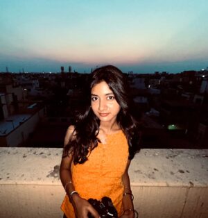 laavanya prol Instagram - 😸
📸@vasy_vendra 
.
.
.
#photooftheday #pinterest #goldenhour #goodvibes #instagood #terrace #nightphotography #portrait #positivity #photographylovers #photographer