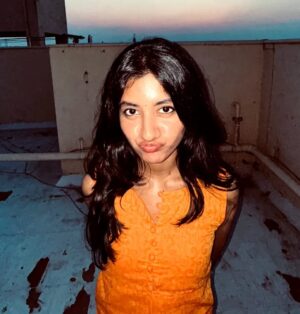 laavanya prol Instagram - 😸
📸@vasy_vendra 
.
.
.
#photooftheday #pinterest #goldenhour #goodvibes #instagood #terrace #nightphotography #portrait #positivity #photographylovers #photographer