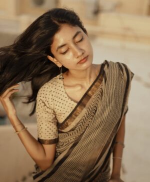 laavanya prol Instagram - 🤎
📸My fav @vasy_vendra🔥
.
.
.
.
.
#photooftheday #pinterestaesthetic #picoftheday #instagood #instapost #indianwear #saree #sareelove #terrace #goldenhour #potraitphotography #photographer #photographylovers #femalephotographer #influencer #instafashion #fashionphotography