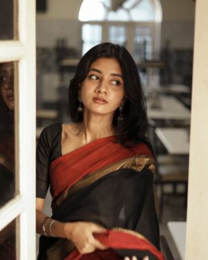laavanya prol Instagram - Mom's saree ❣️
Frames @vasy_vendra 
.
.
.
.
#saree #sareelove #traditional #vibes #vintage #instagood #photooftheday #picoftheday #fashionphotographer #fashionphotography #photographer #potraitphotography