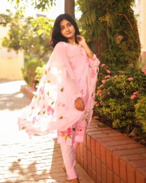 laavanya prol Instagram - 🌷
📸@vasy_vendra ✨
Outfit @elegant_fashion_way