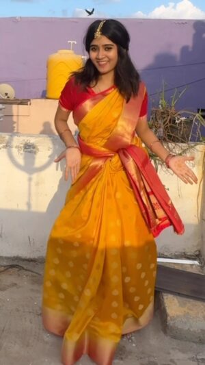 reshma reshu Instagram - Adaaaa theriyathuuu thaa konjooo adjust panniko nga💛🥱 @trishakrishnan @reshma_reshu_22