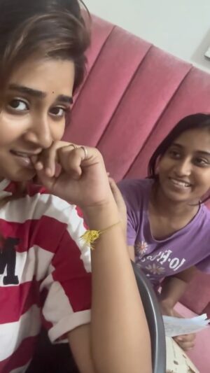 reshma reshu Instagram - Exam vachitu dance aditu irukaa 😂ivalaa enaa pandrathu neegale soluga @joe._jothika