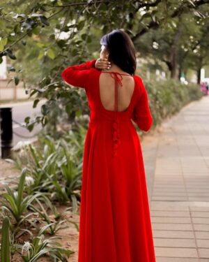 rithanya duraiswamy Instagram - Kathaigalilae keta penna, Thirumbi thirumbi paarkiren ❤️
.
📸: @withlove_srini 
Costume designer: @_vistlist_ 
.
.
.
.
.
#love #red #hot #rithanyaduraiswamy #crush #fyp #xoxo #reddress #explore #photo #photoshoot #backpose #pose #design #costume