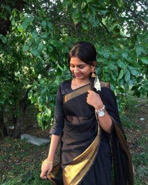 rithanya duraiswamy Instagram - Some days you have to create your own sunshine💛🫶🏻..
.
.
.
#rithanyaduraiswamy #love #sunshine #sun #saree #black #smile #flower #crush #indian #cute #instagram #instadaily #photoshoot #photooftheday