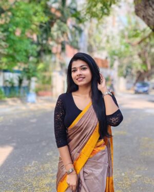 swetha kumar Instagram - Paaththavaikkum Paarvai👀Kaara💛🦋 #saree #photoshoot #instagram #threads #post @swethakumar_off

#boredom #pics #photooftheday #trending
#nofilter #noedit #swethakumar_off