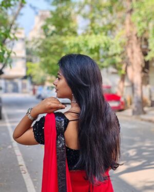 swetha kumar Instagram - No caption Needed♥️🦋😍 @swethakumar_off 

#instagram #post #photooftheday #trending #boredom #pics #saree #candid #threads #swethakumar_off
