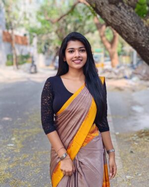 swetha kumar Instagram - Paaththavaikkum Paarvai👀Kaara💛🦋 #saree #photoshoot #instagram #threads #post @swethakumar_off

#boredom #pics #photooftheday #trending
#nofilter #noedit #swethakumar_off