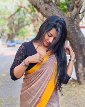 swetha kumar Instagram - Paaththavaikkum Paarvai👀Kaara💛🦋 #saree #photoshoot #instagram #threads #post @swethakumar_off

#boredom #pics #photooftheday #trending
#nofilter #noedit #swethakumar_off