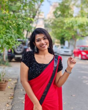 swetha kumar Instagram - No caption Needed♥️🦋😍 @swethakumar_off 

#instagram #post #photooftheday #trending #boredom #pics #saree #candid #threads #swethakumar_off