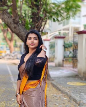 swetha kumar Instagram - Paaththavaikkum Paarvai👀Kaara💛🦋 #saree #photoshoot #instagram #threads #post @swethakumar_off

#boredom #pics #photooftheday #trending
#nofilter #noedit #swethakumar_off