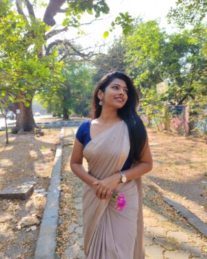 swetha kumar Instagram - Unnaley💙🦋✨ #noneedcaption When Picture is Perfect🫣🔥 #nofilter #saree #photoshoot #picoftheday #candid #dofollow @swethakumar_off 

#tamil #content #creator #swethakumar_off
