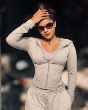 veena jessi Instagram - No shortcuts just sweat 🏋️‍♀️ 💦

#gymmotivation #gymworkout #gymfits #fitnessgoals #lifestyle #befit #workoutwear #trending #explorepage