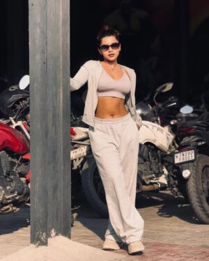 veena jessi Instagram - No shortcuts just sweat 🏋️‍♀️ 💦

#gymmotivation #gymworkout #gymfits #fitnessgoals #lifestyle #befit #workoutwear #trending #explorepage