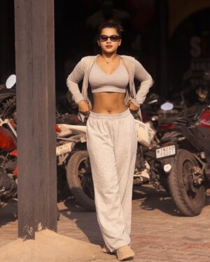 veena jessi Instagram - No shortcuts just sweat 🏋️‍♀️ 💦

#gymmotivation #gymworkout #gymfits #fitnessgoals #lifestyle #befit #workoutwear #trending #explorepage