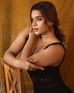 veena jessi Instagram - Eyes are never quiet 🖤

#postoftheday #casualshoot #blackdress #model #fashionaesthetic #aestheticphotography #trending #explorepage