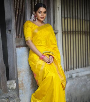 veena jessi Instagram - மஞ்சள் ✨💛✨

Shot by @pix_depth_photography 

#saree #tamilponnu #southindianlook #pattusaree #mallipoo #festivewear #elegance #explorepage