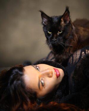 veena jessi Instagram - HALF GODDESS HALF DEVIL 🐈‍⬛ 

With my son PANTHER 🖤

Shot by @pix_depth_photography 

#fashionshoot #catsofinstagram #mainecoonsofinstagram #blackcat #feline #catlady #catwomen #catstagram #fashionblogger #styleblogger #trending #explorepage